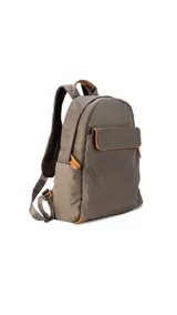 Mochila negra de tela impermeable con detalles en cuero sintético color marrón. Tiene un bolsillo grande frontal con broche, asas ajustables y faja para carry on.