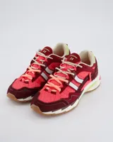 Championes de estilo runner retro marca Coolway, modelo 2003 Dragon Fruit. Presentan una combinación de colores vibrantes en fucsia, bordó y detalles en verde lima. Confeccionados con una mezcla de materiales que incluye malla (mesh) y paneles de serraje, cuentan con refuerzos estructurales en el talón y una suela de goma con diseño ergonómico.