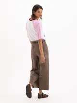 Pantalon de cuero ovino marron, de tiro alto, silueta wide-leg con recortes horizontales a la altura de la rodilla y bolsillos aplicados en la espalda. Incluye un cinturon de cuero al tono.