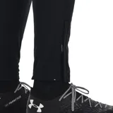 Conjunto deportivo Under Armour Challenger negro, compuesto por campera con cierre y pantalón. Ambos con logo de la marca en color blanco.