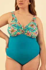 Malla entera de lycra turquesa con estampado de flores en el corpiño y aplique metálico en el escote.