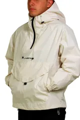 Campera rompevientos Lotto color amarillo flúor, con capucha ajustable, cierre frontal parcial, bolsillo tipo canguro con solapa y logo de la marca estampado en el pecho.