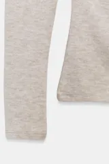 Top de tejido suave con diseño asimétrico, escote descubierto en un hombro y manga larga.