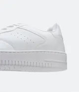 Championes urbanos de caña baja marca Viko, confeccionados en material sintético (PU) color blanco. Presentan diseño con recortes laterales, perforaciones decorativas, puntera redondeada y cierre mediante cordones al tono.