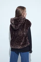 Chaleco de piel sintética con estampado animal print, diseño corto, corte relajado y capucha integrada.