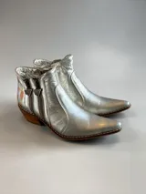 Botas de caña corta de cuero, color plateado, con diseño de punta fina, taco de 5.5 cm, doble cierre lateral con tiradores personalizados y detalles pintados a mano en la parte trasera.