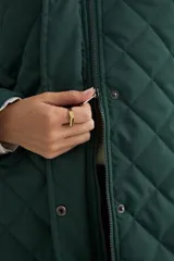 Campera acolchada negra con diseño de rombos, cierre frontal con cremallera y botones a presión, y capucha integrada.