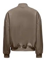 Campera bomber corta de tejido twill color marrón (walnut), con cuello alto, cierre frontal y hombros caídos. Presenta un bolsillo con cierre en una de las mangas.