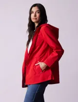 Campera impermeable marca Gallery de color rojo, con cierre frontal completo, bolsillos laterales y ajuste en la cintura. Cuenta con detalles de avíos metálicos plateados y diseño funcional con capacidad de autoguardado.