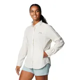 Camisa de manga larga Columbia modelo Tamiami II, color beige, con cuello camisero, cierre frontal de botones y bolsillo pequeño en el pecho con logo de la marca. Presenta aberturas de ventilación y tecnología de protección solar.
