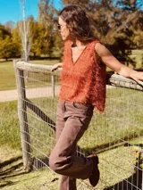 Musculosa color naranja con textura de flecos y escote en V.
