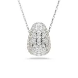 Colgante con cadena plateada y dije abovedado cubierto de cristales blancos engastados en pavé.