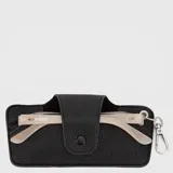 Estuche para lentes de sol color verde lima, confeccionado en material texturizado con cierre de broche a presión. Incluye un gancho metálico lateral para colgar y presenta el logo de la marca grabado en la parte inferior.
