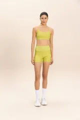 Top deportivo azul con textura, tirantes finos y espalda deportiva.