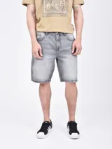 Bermuda de jean color gris con efecto acid wash, corte clásico y bolsillos delanteros y traseros.