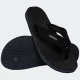Ojotas Havaianas Surfer Coast de color negro, con tiras de tela texturizada y suela con diseño ondulado.
