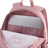 Mochila Puma Phase Patch color rosa pálido, con compartimento principal con cierre y bolsillo frontal con cierre. Presenta varios parches decorativos: un escudo triangular con el texto "PUMA 1948", una letra "P" grande, un felino rugiendo y un balón de fútbol con llamas. Incluye bolsillos laterales de malla.