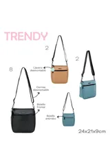 Bandolera negra con logo "TRENDY" en relieve en la parte superior y en la parte inferior. Cuenta con un bolsillo frontal con cierre y un charm colgante de color celeste.