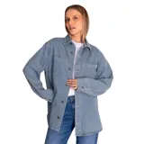 Chaqueta de mezclilla (denim) con estampado de rayas verticales blancas y azules (hickory stripe). Es de corte oversize, manga larga, cuello camisero, cierre frontal con botones y bolsillos de parche en el pecho.