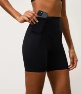 Bermuda deportiva ciclista de microfibra color marrón, con diseño ajustado al cuerpo y tiro alto.