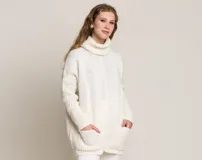 Sweater crudo de tejido bouclé, con cuello alto y bolsillos frontales.