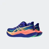 Championes de running Asics Superblast 3 con diseño multicolor. Presentan una mediasuela con tecnología FF LEAP para mayor amortiguación y reactividad, parte superior tejida transpirable y suela con diseño inspirado en camas elásticas.
