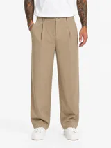 Pantalón sastrero de corte recto y holgado, color beige, con pinzas frontales y bolsillos laterales.