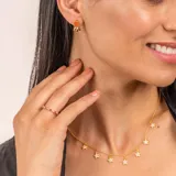 Collar dorado con cadena fina y dijes colgantes de estrellas con incrustaciones de topacio blanco.