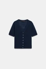 Chaqueta de punto azul marino confeccionada en lana extrafina, con cuello en V, manga corta y cierre frontal con botones.