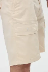Bermuda cargo azul de gabardina con bolsillos laterales y bolsillos cargo con solapa y velcro.