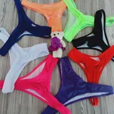 Bombacha de bikini tipo colaless con diseño plisado en el centro, confeccionada en tejido elástico.