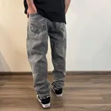 Jean mom oversize de hombre, color celeste claro con efecto acid wash.