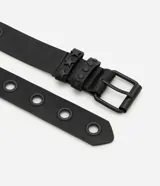 Cinturón de poliuretano color negro con diseño de ojales metálicos y apliques de estrellas en relieve. Cuenta con hebilla metálica ajustable.