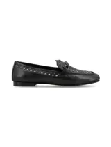 Mocasines de cuero negro con tachas metálicas plateadas decorativas en los bordes y en la capellada, con detalle de hebilla en el empeine.