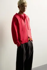 Sudadera hoodie relaxed fit de punto color gris, confeccionada en hilatura con viscosa de tacto suave, con cuello con capucha ajustable, manga larga, cierre frontal con cremallera y acabados en rib.
