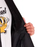 Chaqueta tipo chore de Caterpillar en color negro, confeccionada en sarga encerada. Presenta cierre frontal metálico, cuello camisero, bolsillo en el pecho con cierre y etiqueta con el logotipo de la marca. Cuenta con forro interior estampado.