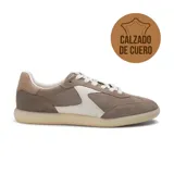 Championes deportivos de cuero color marrón claro con detalles en blanco.