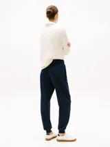 Pantalón de jogging azul marino de algodón con cintura y tobillos elastizados y logo bordado en blanco.