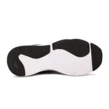 Championes deportivos Diadora modelo Delta, color negro con suela blanca gruesa y logo Diadora blanco en el lateral.