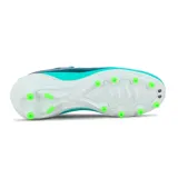 Championes de fútbol Austral modelo Blast, color verde aguamarina con detalles en azul oscuro y blanco. Presentan suela con tapones para césped y cierre con cordones.