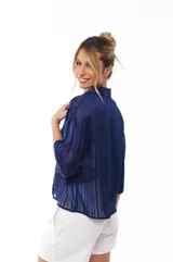 Camisa azul marino semitransparente con rayas verticales, cuello clásico, manga 3/4 y cierre frontal con botones.