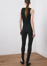 Top de canalé negro, confeccionado en mezcla de algodón, con cuello redondo y diseño sin mangas de corte entallado.