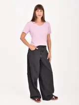 Remera negra de manga corta con cuello en V.