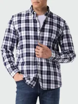 Camisa a cuadros azul marino y blanco, de manga larga y corte clásico.