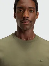 Camiseta verde militar de manga corta con cuello redondo y logo bordado en el pecho. Corte clásico.