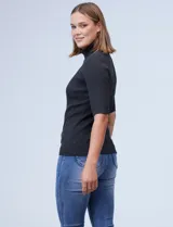 Polera gris oscuro de tejido acanalado, con cuello alto y mangas 3/4.