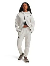 Campera deportiva con cierre frontal completo, capucha y bolsillos laterales. Confeccionada en tejido de doble punto elástico y transpirable, con detalles de ribete en contraste en puños, bajo y cierre.