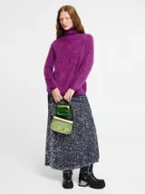 Sweater negro de tejido fino con textura peluche y cuello alto estilo tortuga. Modelo de corte holgado.