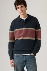 Sweater de punto estilo rugby con cuello polo y cierre frontal de botones. Presenta un diseño de franjas horizontales en tonos azul oscuro, rojo y beige, con puños y ruedo acanalados.