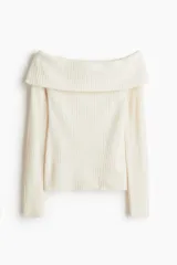 Top de punto acanalado con escote off-the-shoulder y mangas largas. Presenta un diseño ajustado con cuello vuelto y textura acanalada en toda la prenda.